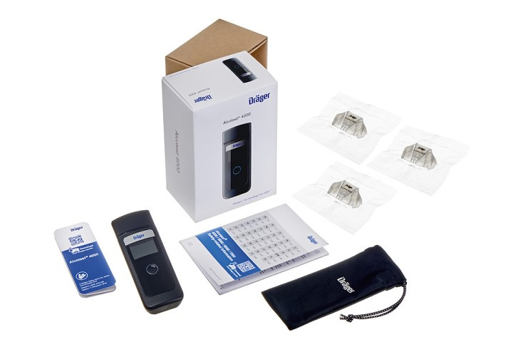 Alkomätare Dräger Alcotest 4000 med tillbehör och förpackning.