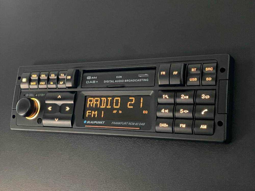 Retro bilstereo med Bluetooth och DAB, med display och knappar för inställningar.