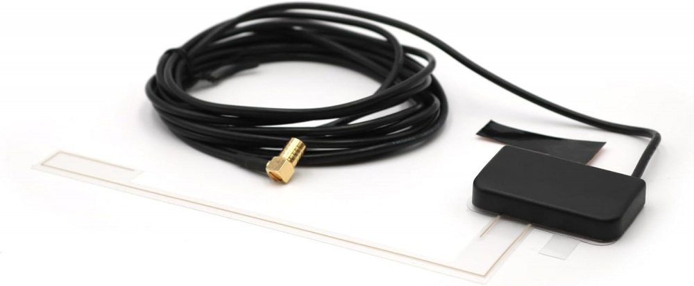 En aktiv DAB/DAB+ antenn med SMB-kontakt och kabel.