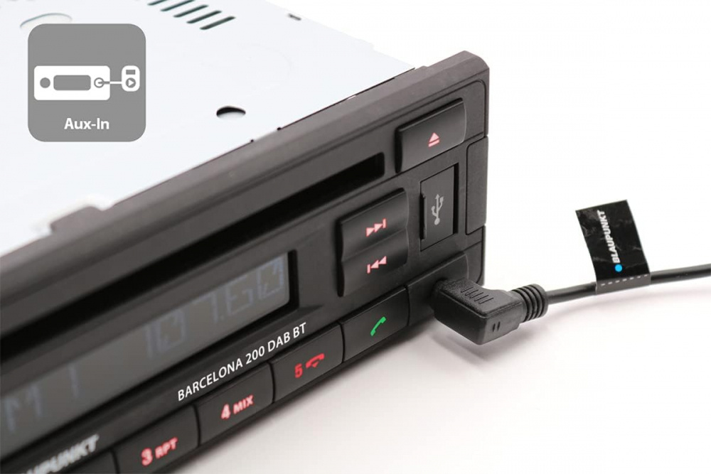 Retro bilstereo med DAB och Bluetooth, anslutningar synliga.