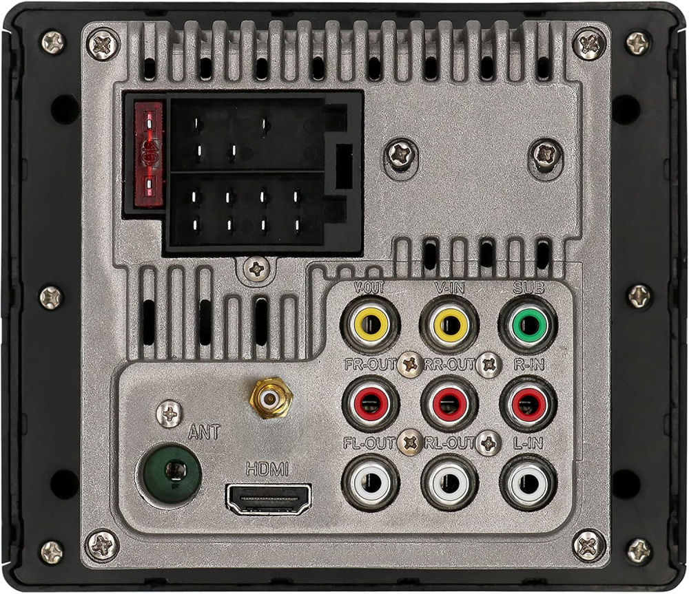 En baksida av en bilstereo med olika anslutningar och kontakter.