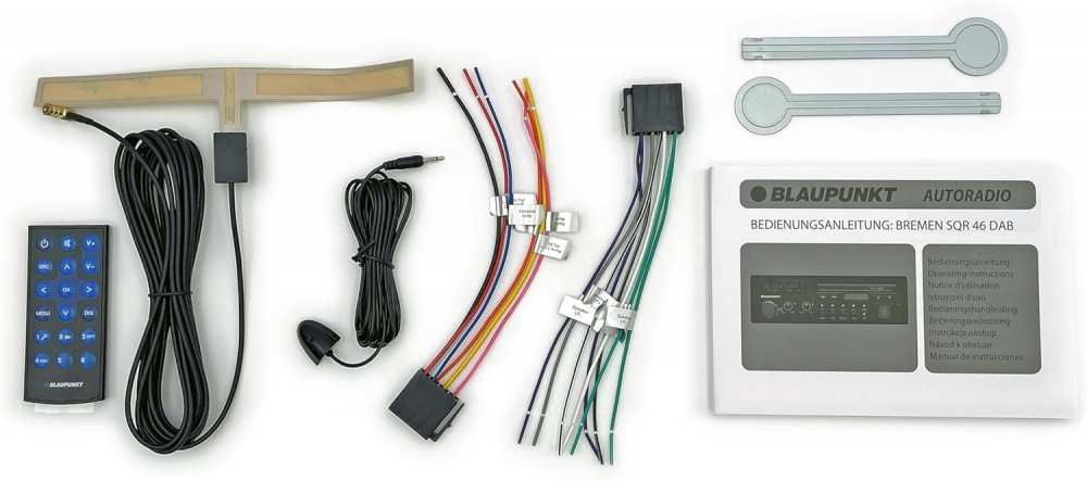 Produkten inkluderar en bilstereo, kablar, fjärrkontroll och installationsanvisningar.