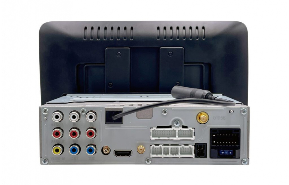 En bilstereo med anslutningar och fäste för 10\