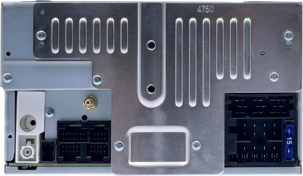 En metallskylt med kontakter och fästen för bilstereon.