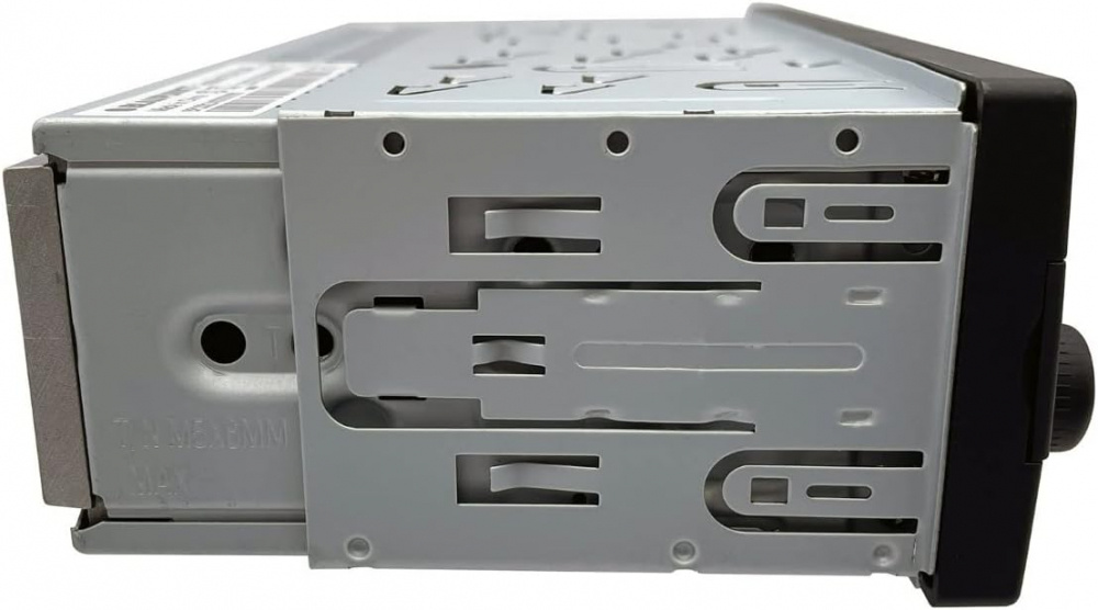 En retro bilstereo med DAB och Bluetooth, metallisk design.