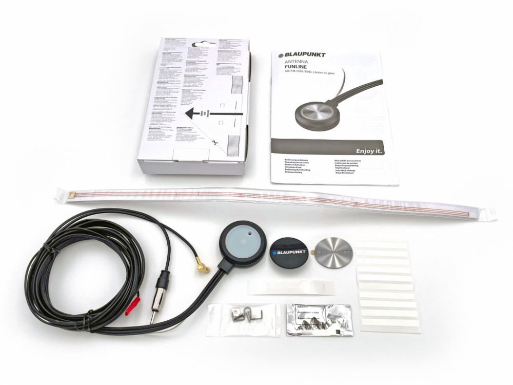 En antenn med tillbehör och installationsmaterial i en förpackning.