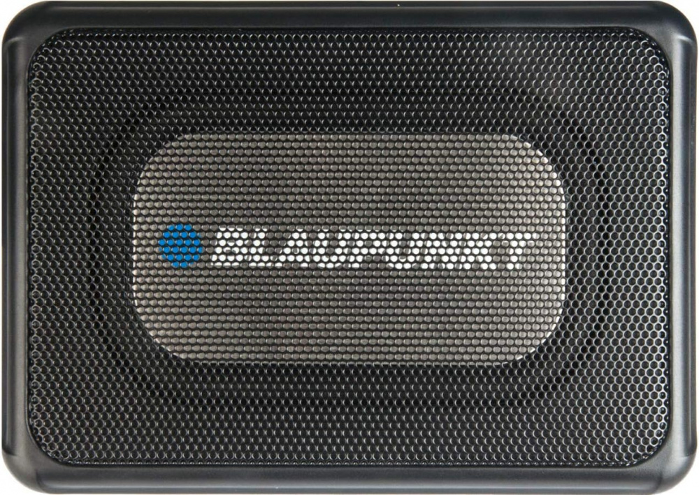 En svart aktiv subwoofer med nätgaller och Blaupunkt-logotyp.
