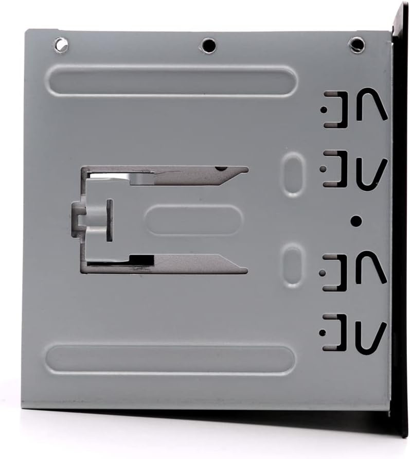 En grå bilstereo med fästen och öppning för installation.