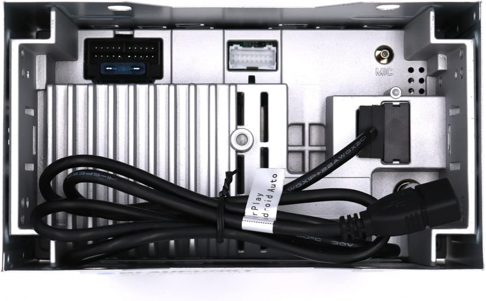 Inuti bilstereon finns anslutningar och kablar för installation.