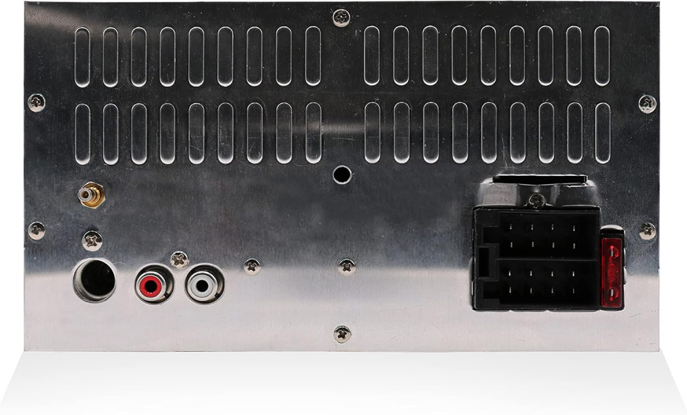 En metallisk baksida av en bilstereo med anslutningar.