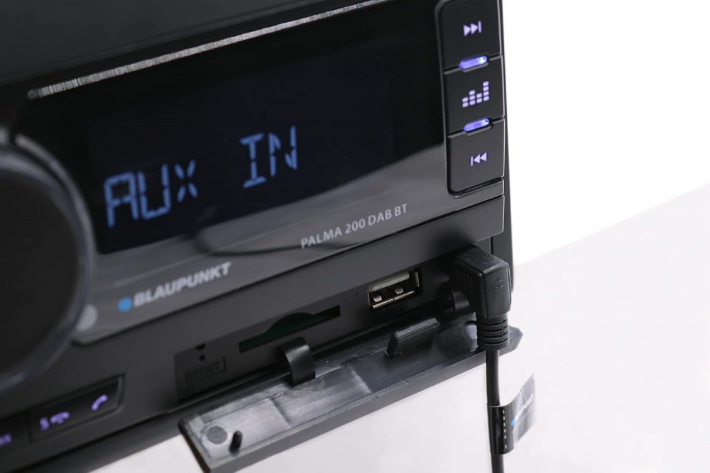 En dubbel-DIN bilradio med DAB, Bluetooth och USB-anslutning.