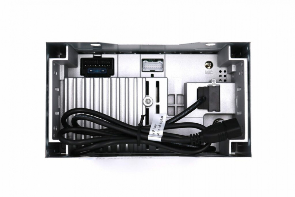 En bilstereo med anslutningar och kablar, insidan av Blaupunkt Rotterdam 600 DAB.