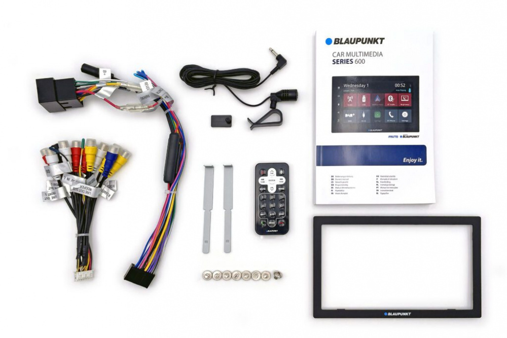 En bilstereo med tillbehör, kablar, fjärrkontroll och installationsmanual.