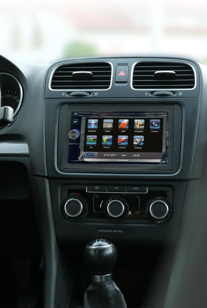 En bilstereo med stor skärm och flera funktioner.