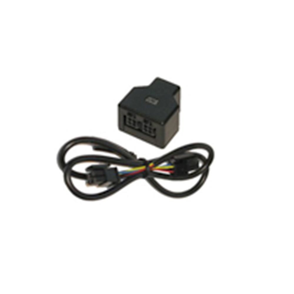 En svart elektrisk splitter med kablar.