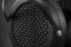 HIFIMAN SUNDARA, MAGNETOSTAT-HÖRLUR En närbild på galleret av en hörlur med kraftig design.