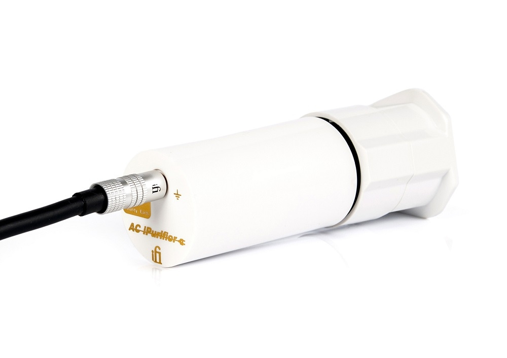 Ett vitt aktivt nätfilter med logotyp och anslutning.