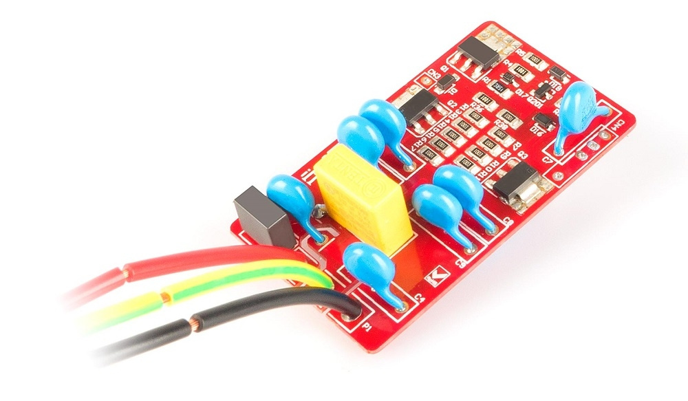 Kretskort med komponenter i olika färger, designat för ljudfilter.