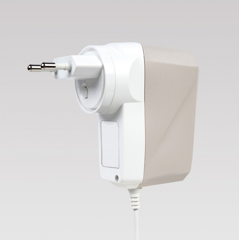 Nätadapter med vit och beige design, uttag för anslutning.