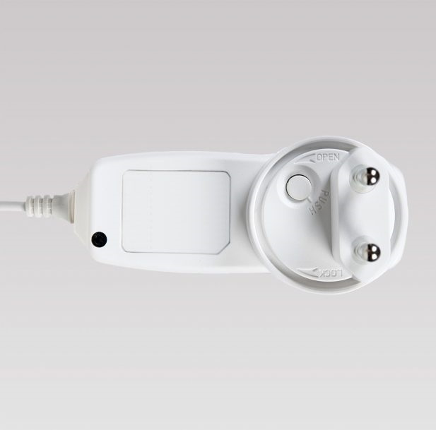 En vit nätadapter med en rund kontaktering och strömbrytare.