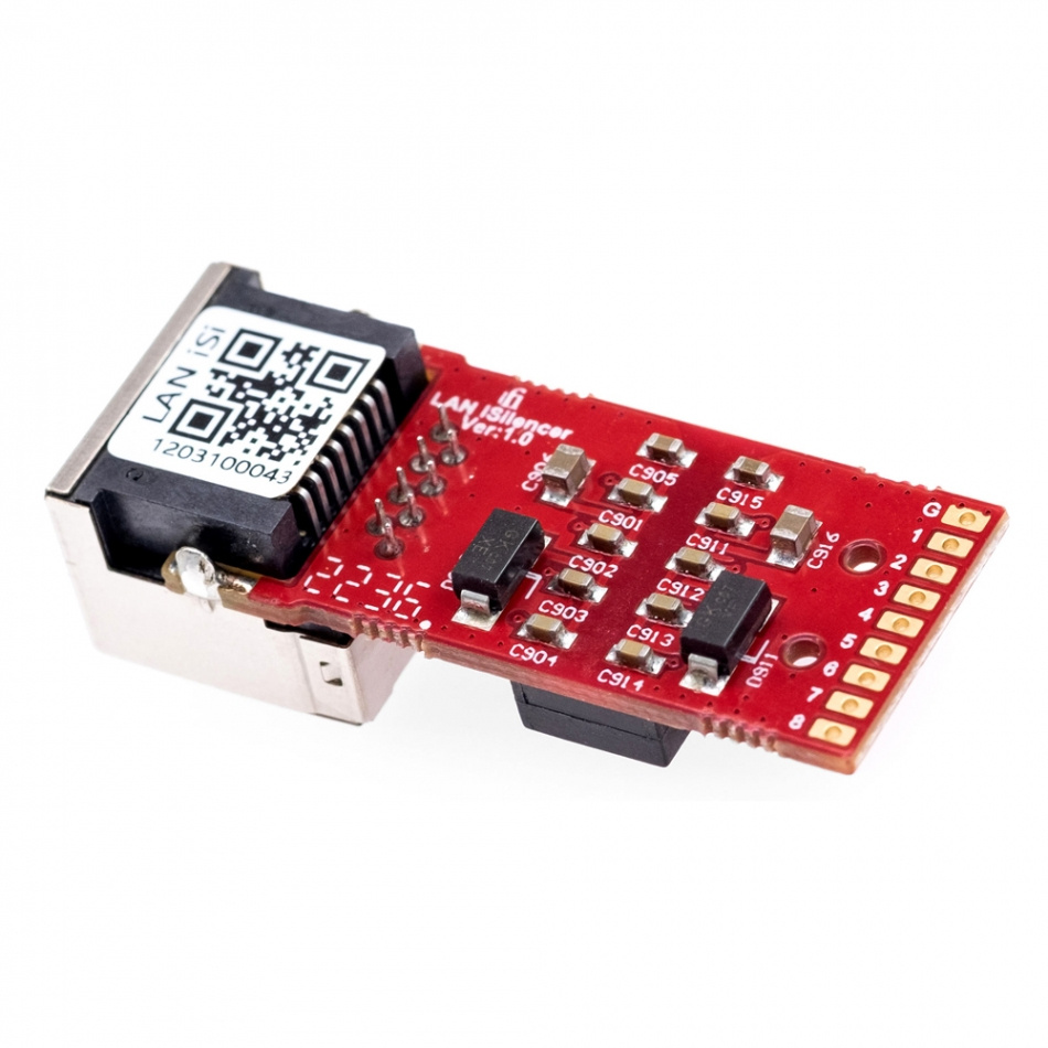 En röd kretskort med Ethernet-port och komponenter för galvanisk isolering.