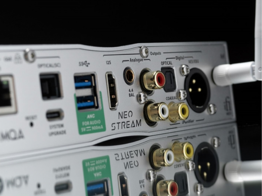 En bakpanel med anslutningar för iFi Audio NEO Stream, inklusive digitala och analoga utgångar.