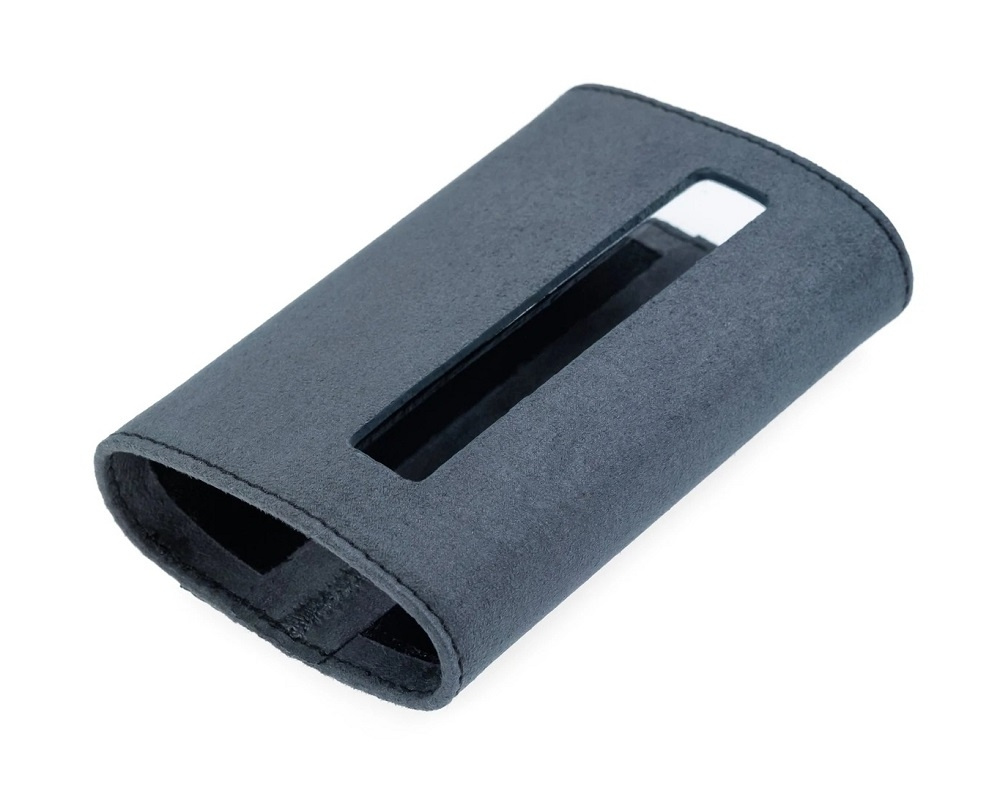 Ett svart förvaringsfodral med öppning för en enhet.