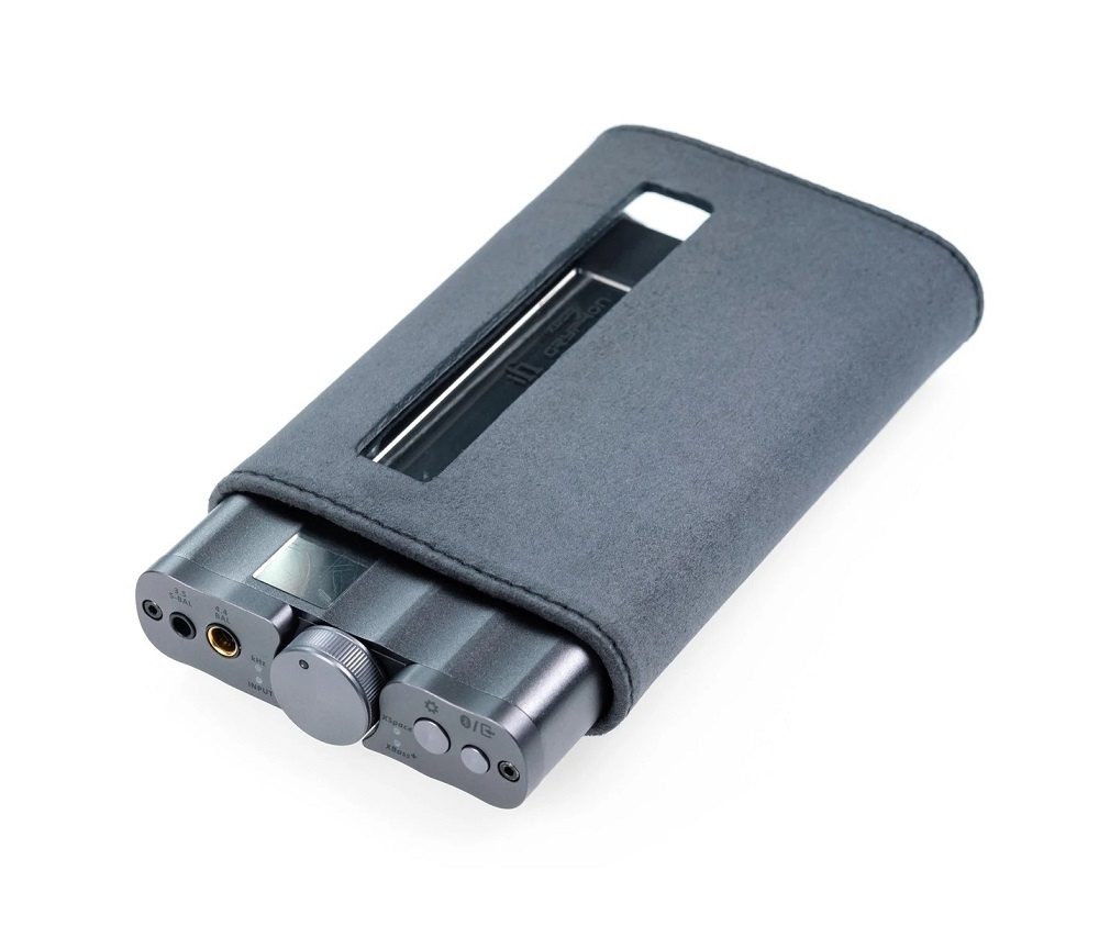 Ett grått förvaringsfodral för iFi Audio xDSD Gryphon med en öppen del för anslutningar.