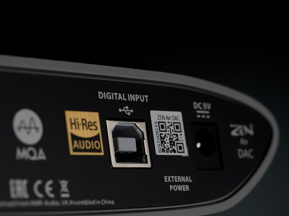 Enhedens baksida med digitala ingångar och strömförsörjning.