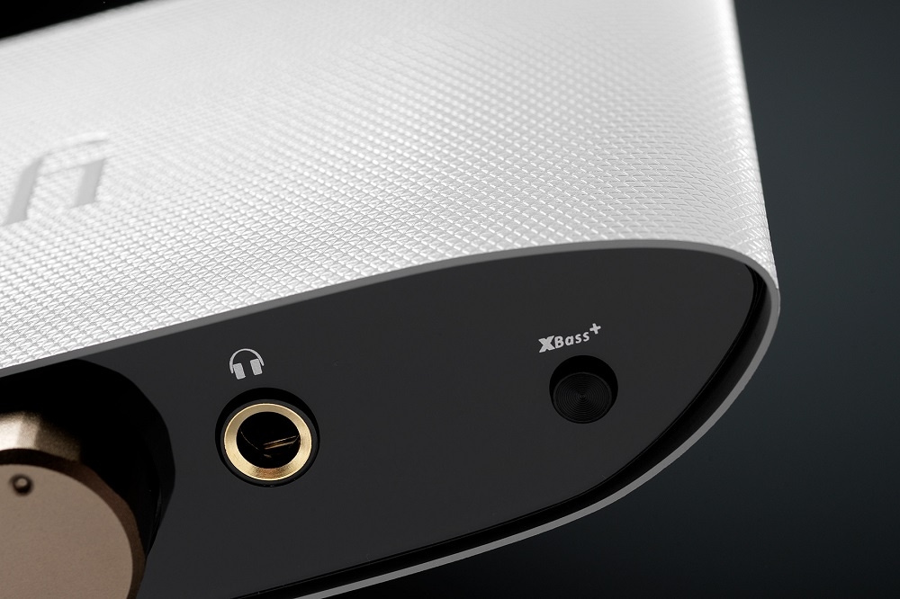 En kompakt DAC med hörlursuttag och XBass-funktion.