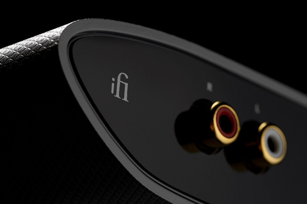 En svart enhet med anslutningar och iFi-logotyp. Elegant design.