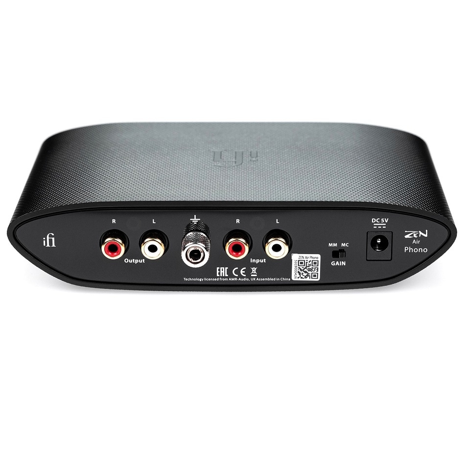 En svart låda med ljudutgångar och strömingång för vinylspelare.