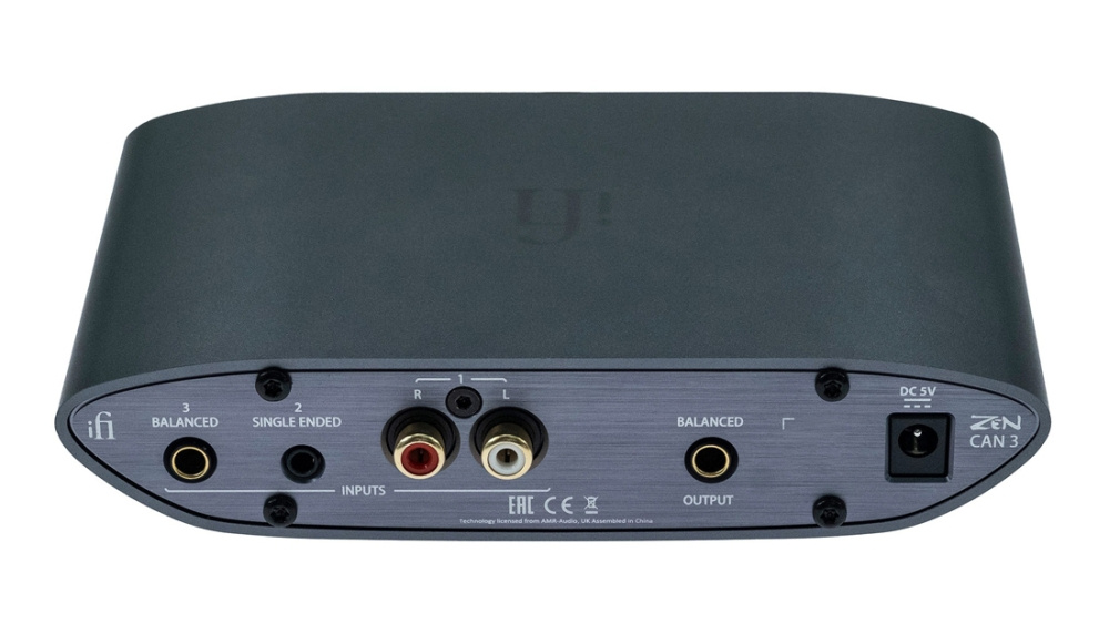 En kompakta hörlursförstärkare med olika ingångar och utgångar.