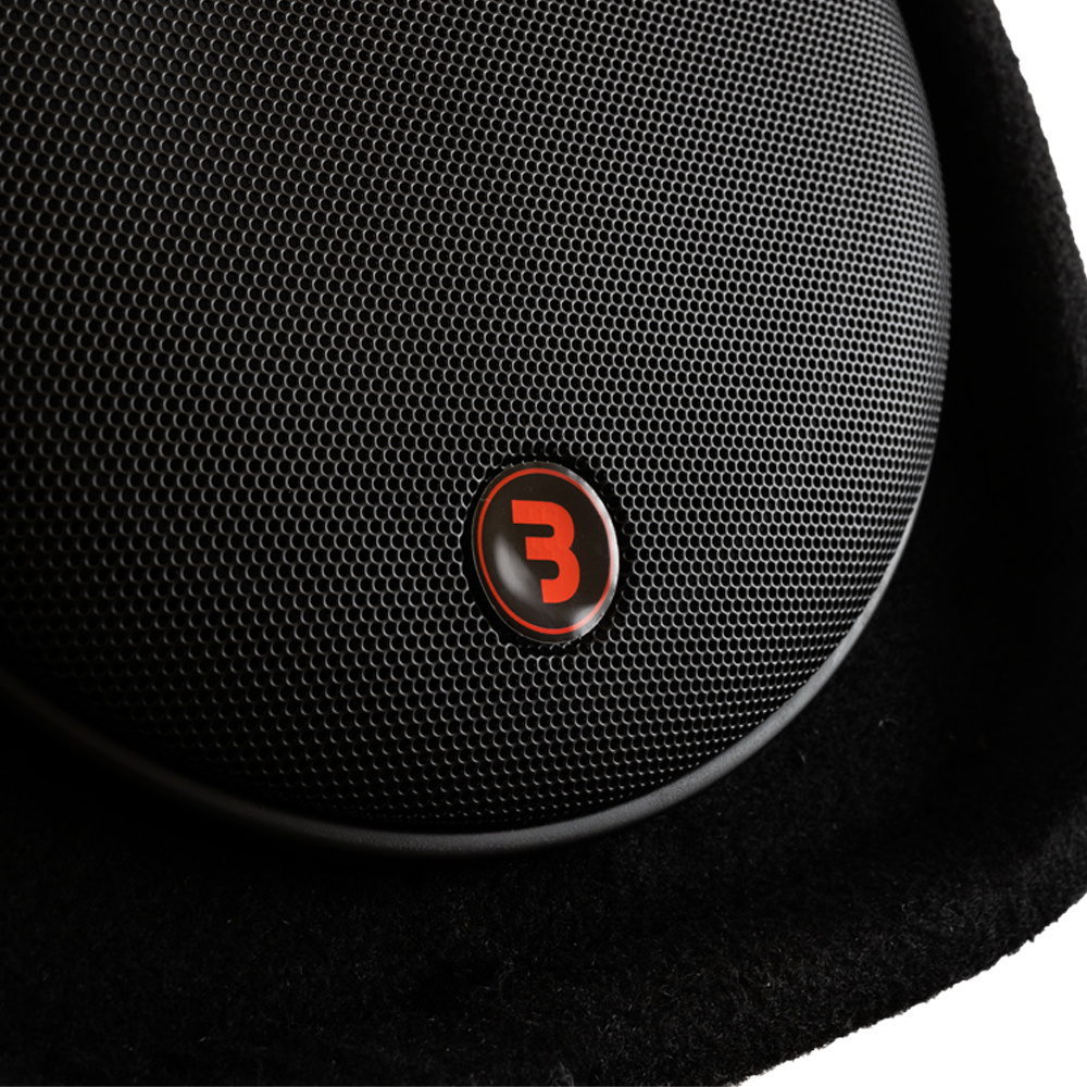 Svart högtalarnät med en röd logotyp.