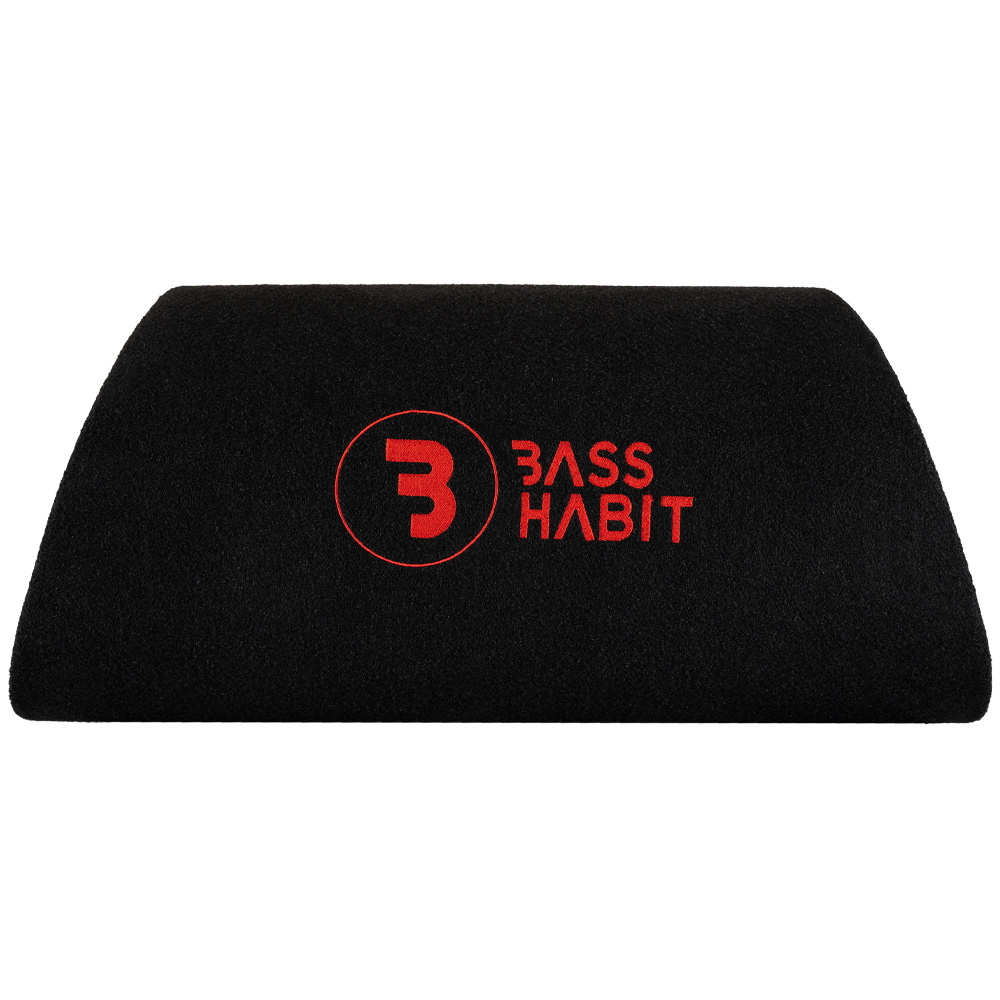 En svart baslåda med röd text \