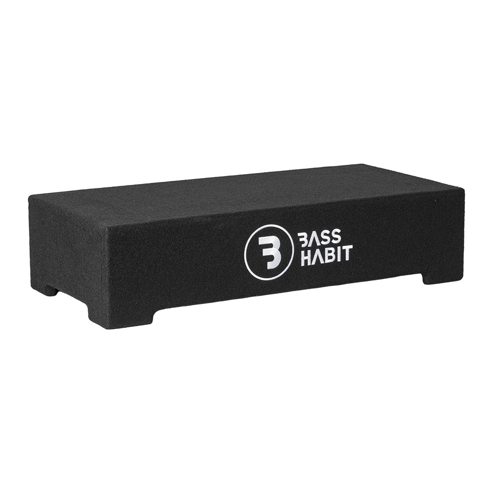 En svart nedåtriktad baslåda med logotypen Bass Habit.