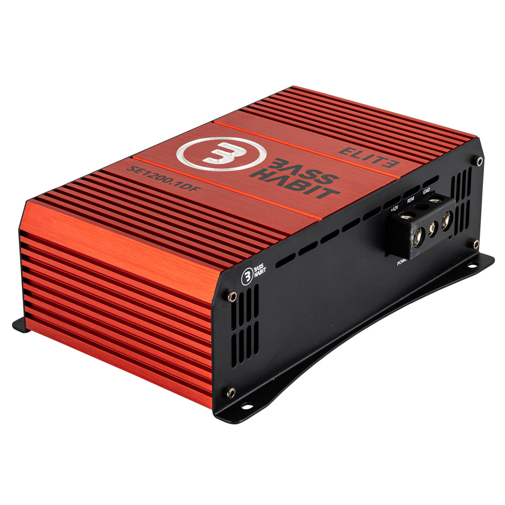 En röd och svart monoblock förstärkare för bil audio.