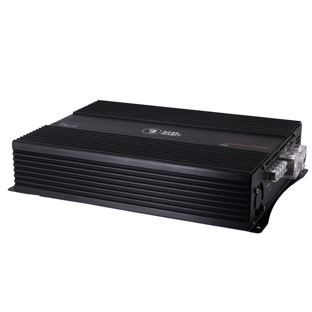 En svart femkanals slutsteg med kylflänsar och anslutningar.