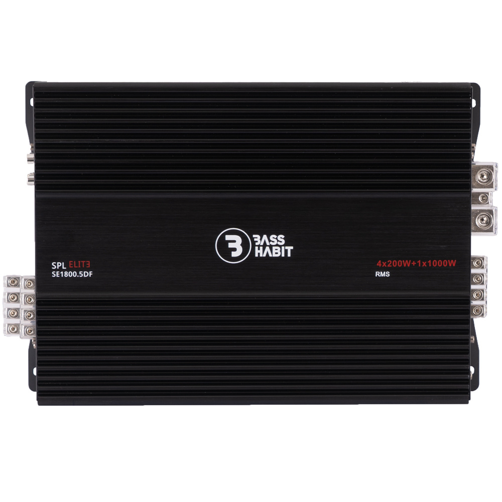 Femkanals förstärkare med svart aluminiumkåpa och anslutningar.