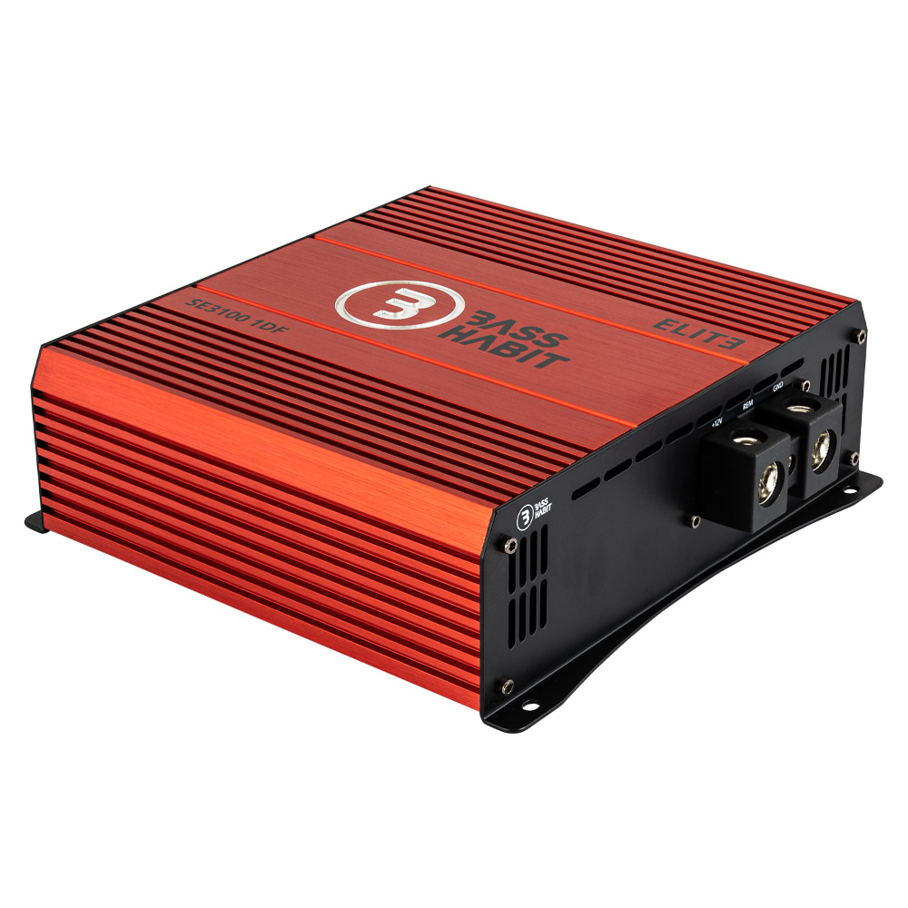 En röd och svart monoblock förstärkare för ljudsystem.