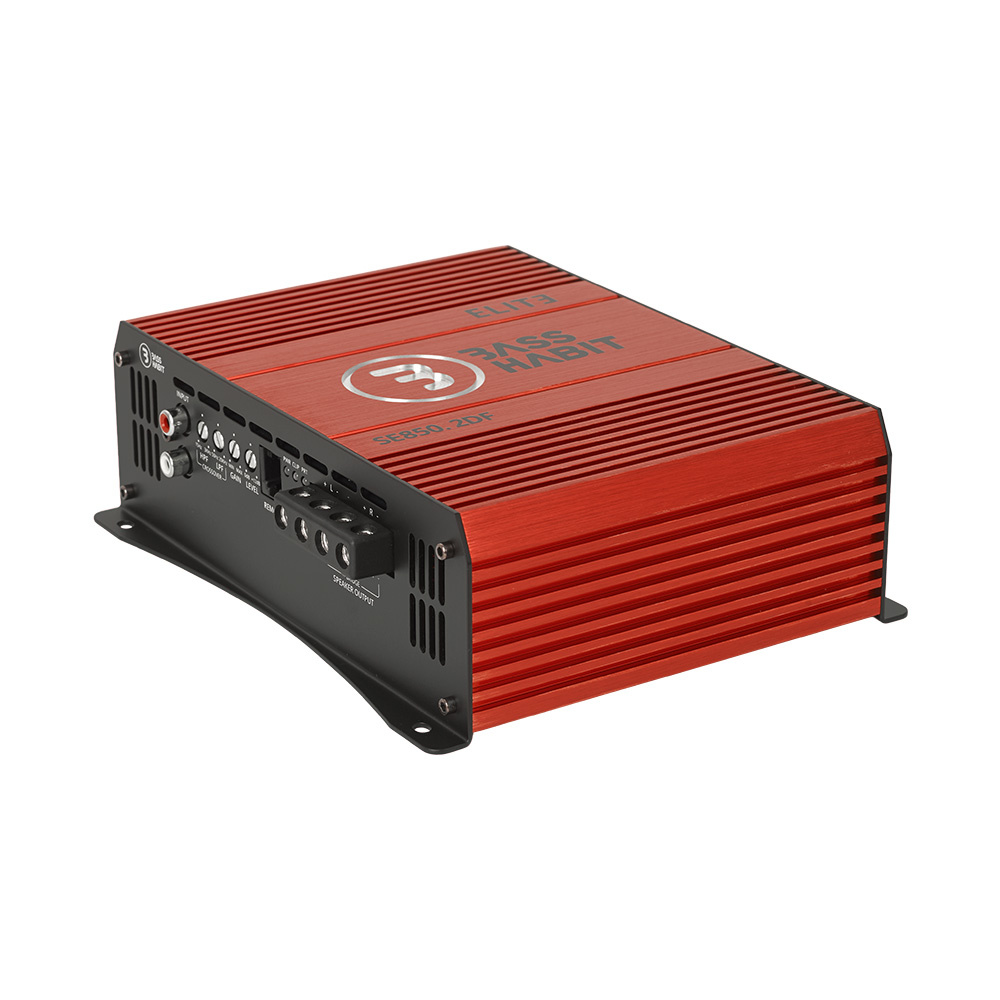 Ett rödsvart slutsteg med fläkt och flera anslutningar.