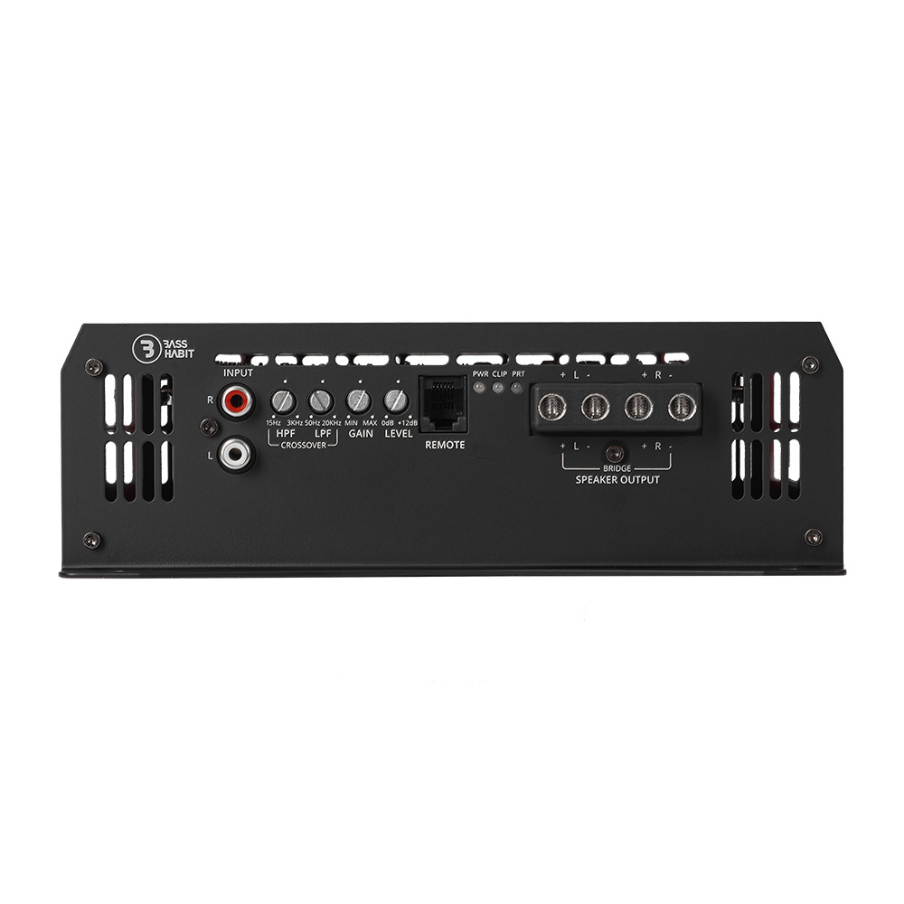 En bakpanel av ett strömstarkt tvåkanaligt slutsteg med anslutningar.