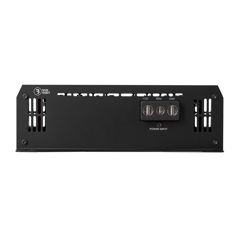 Svart förstärkare med flera anslutningar och ventilationsöppningar.