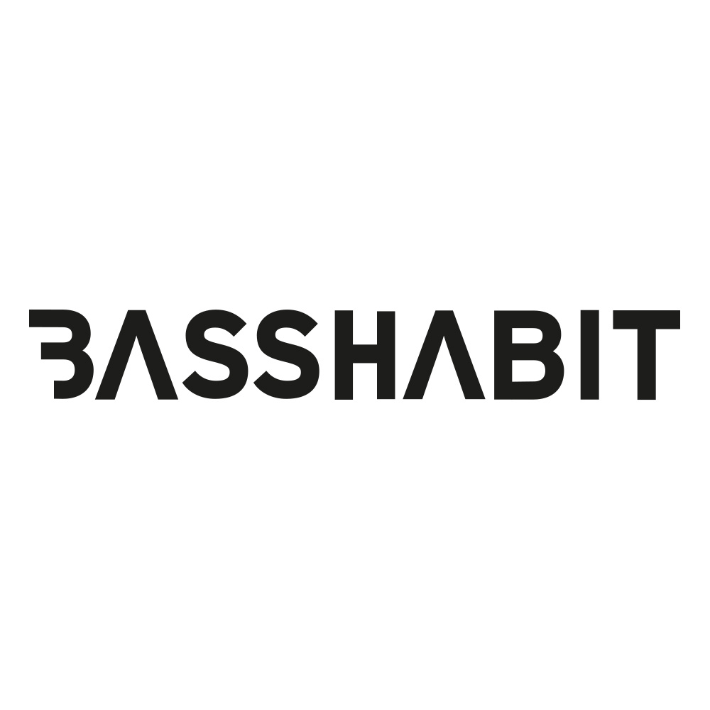 Bass Habit-logotyp i svart text på vit bakgrund.