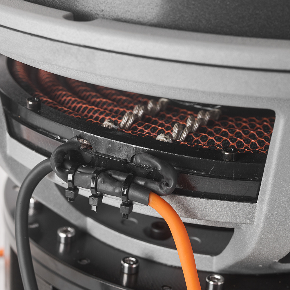 Ett 12-tums baselement med neodymmotor och anslutningar.