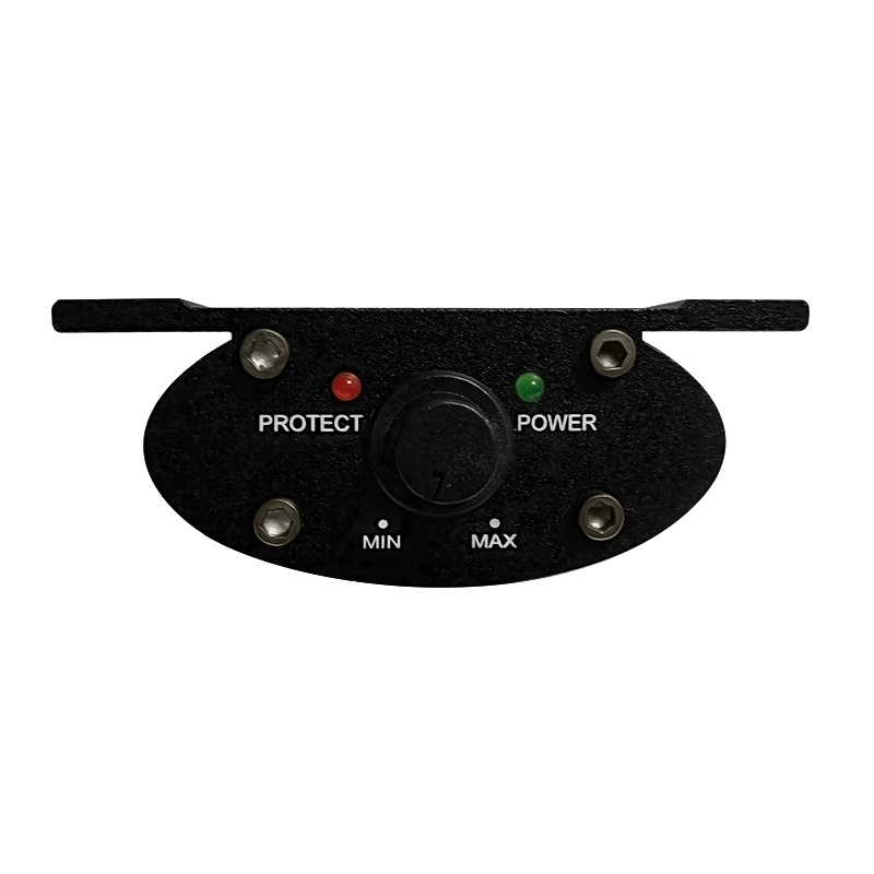 Bassremote med kontroller för skydd och kraft, samt volymjustering i min-max.