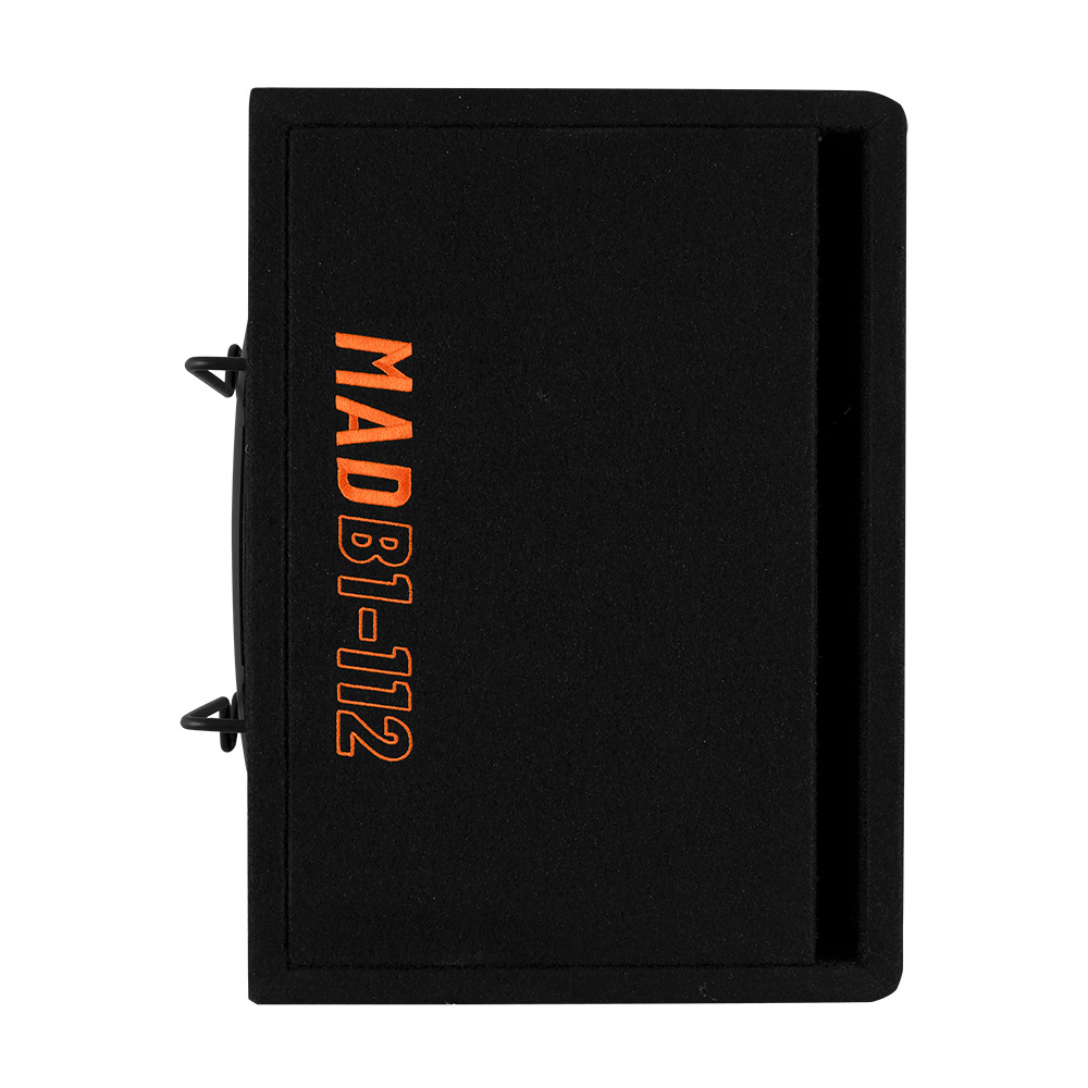 Svart baslåda med texten \