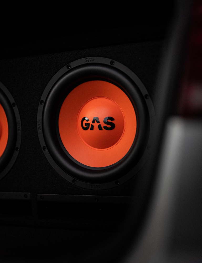 Svart baslåda med orange högtalare och GAS-logotyp.