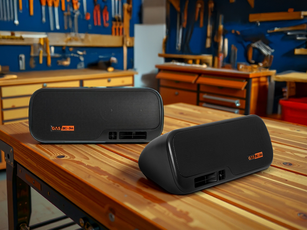 Högtalare på ett träbord i en verkstadsmiljö.