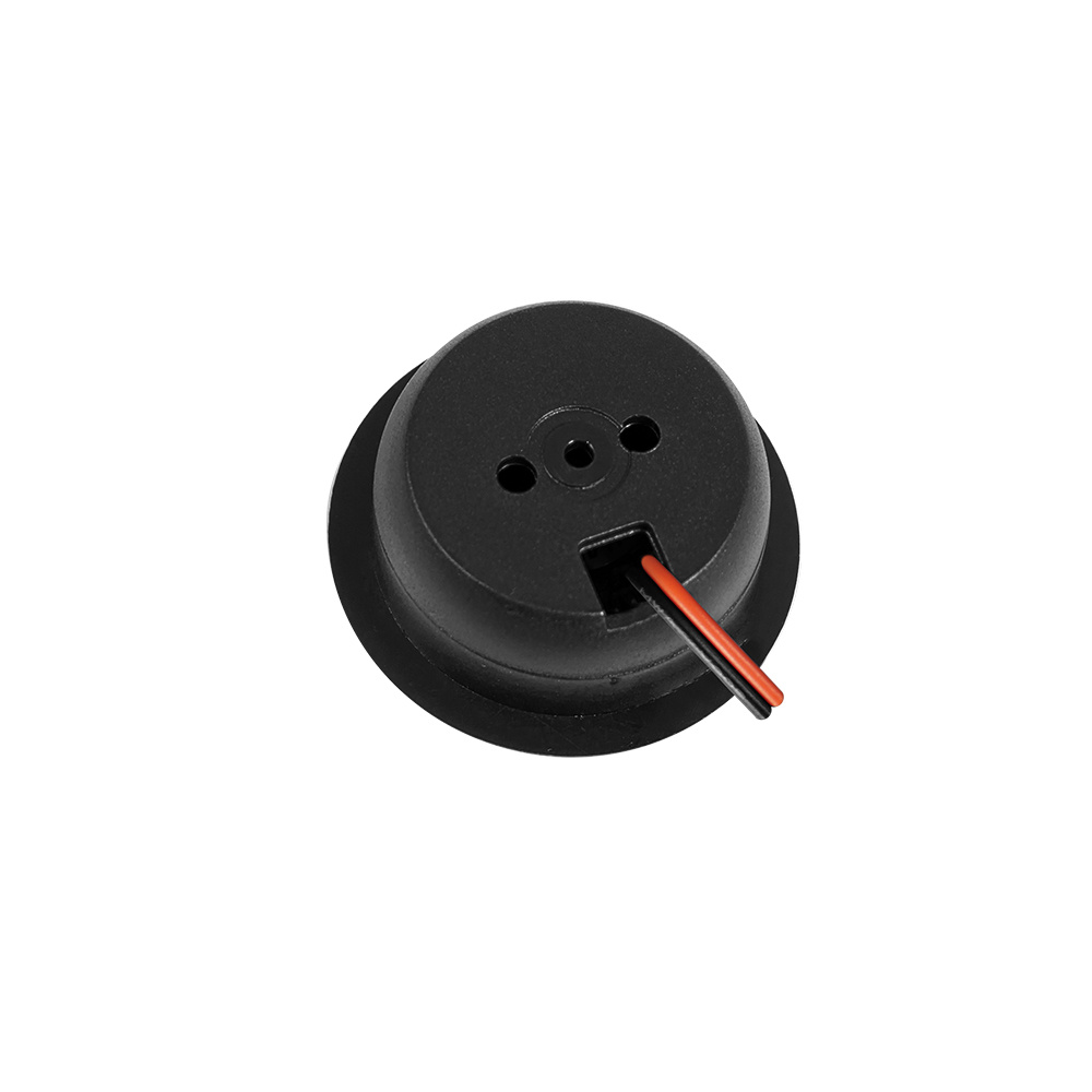 En svart högtalare med tre hål och en kabel.